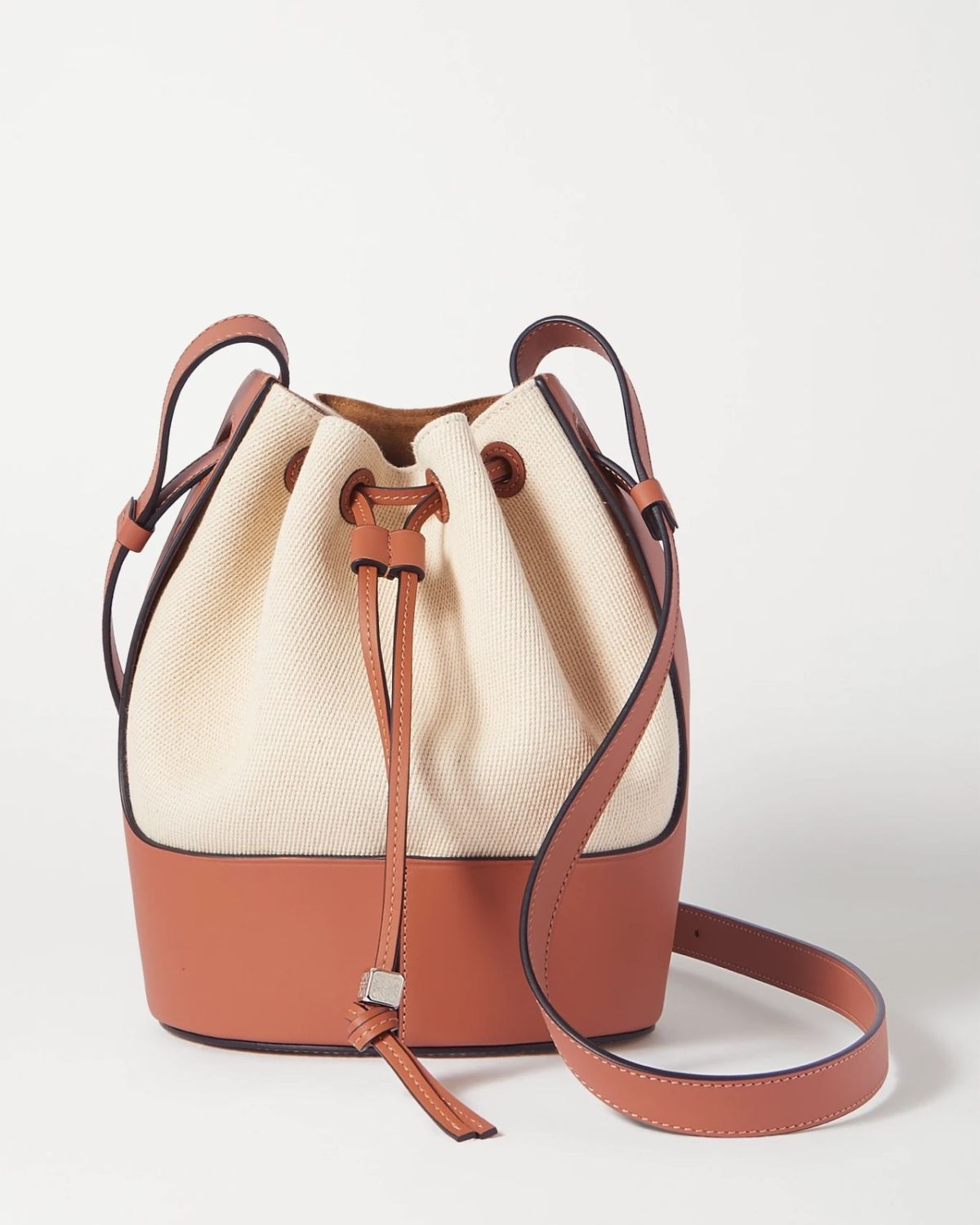 LOEWE是西班牙著名奢侈品品牌，主要产品是各种皮具和高级时