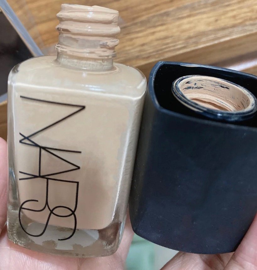 🌟要说找一款干皮油皮都可以使用的粉底液，那么nars这款亮