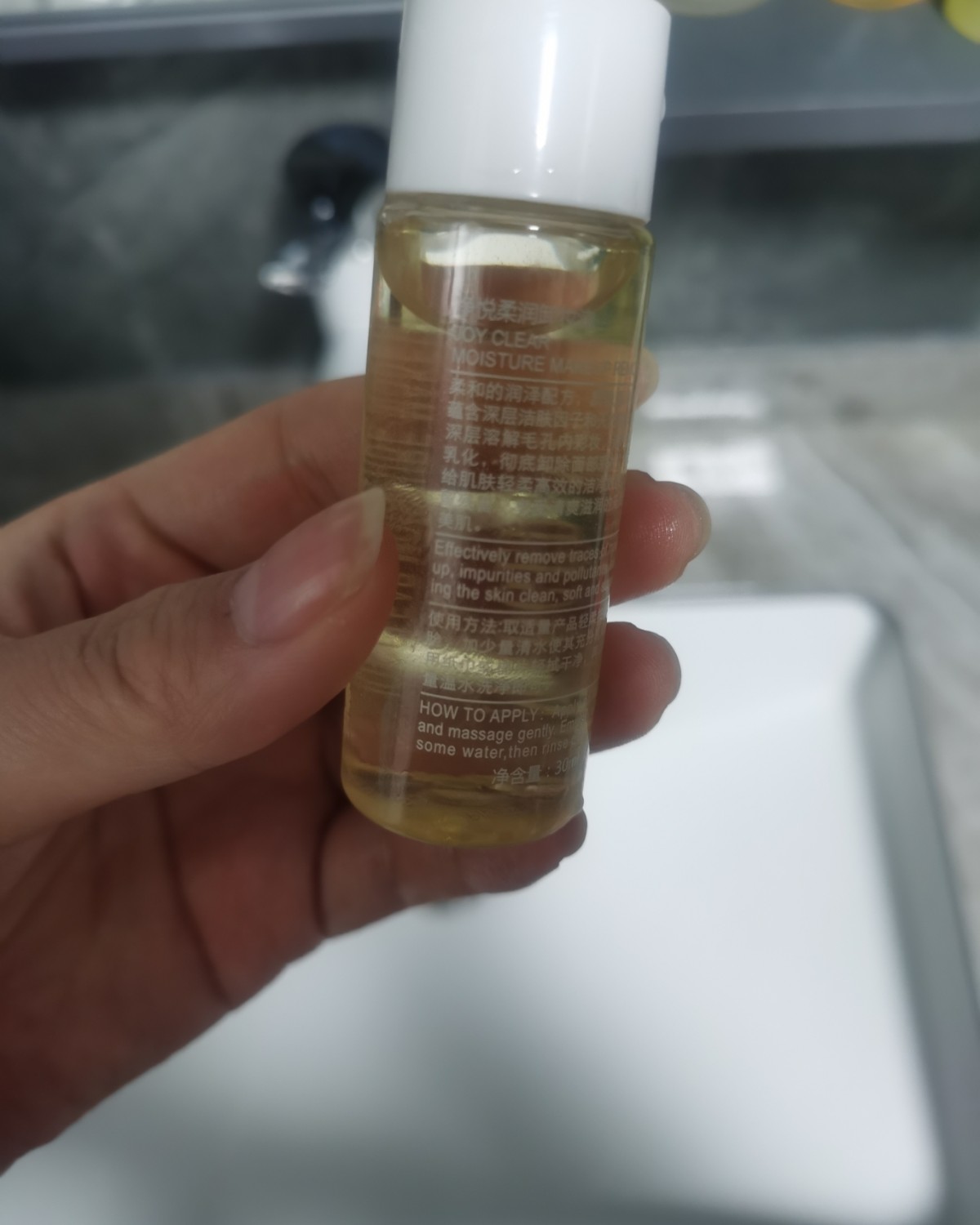 本来想去网上查些好评，结果清一水的吐槽贴，全是说肤感不好，卸