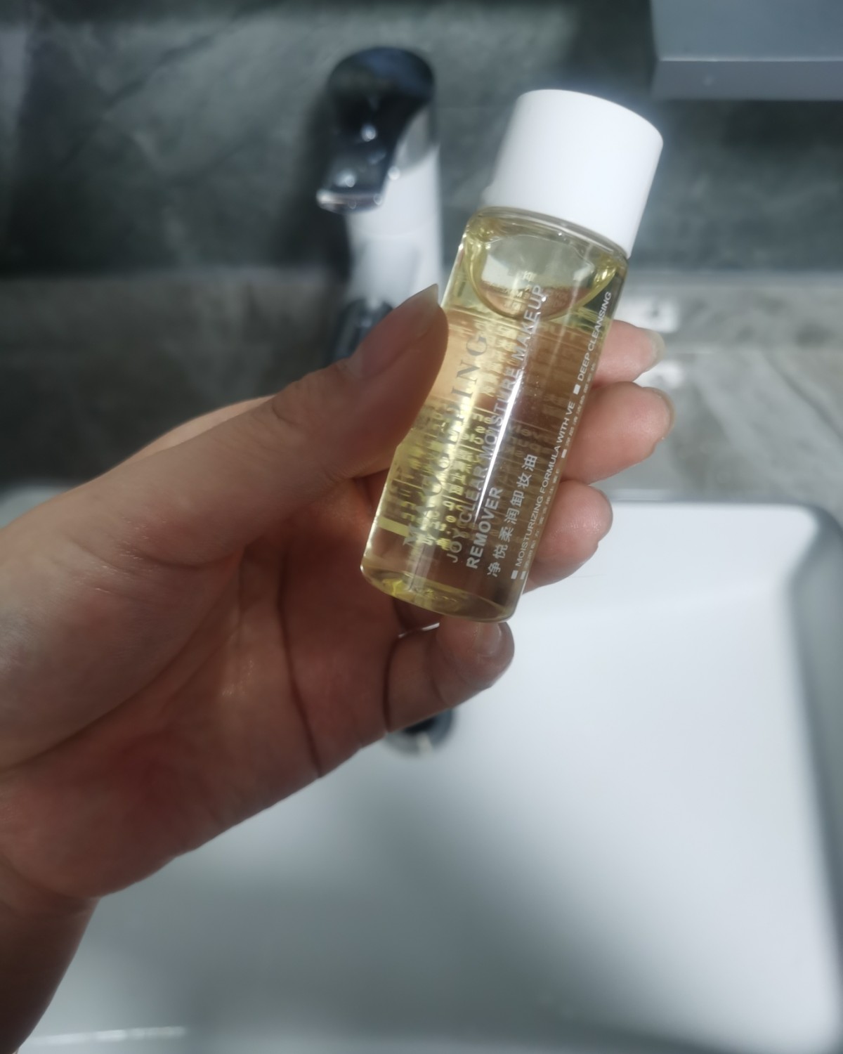 本来想去网上查些好评，结果清一水的吐槽贴，全是说肤感不好，卸
