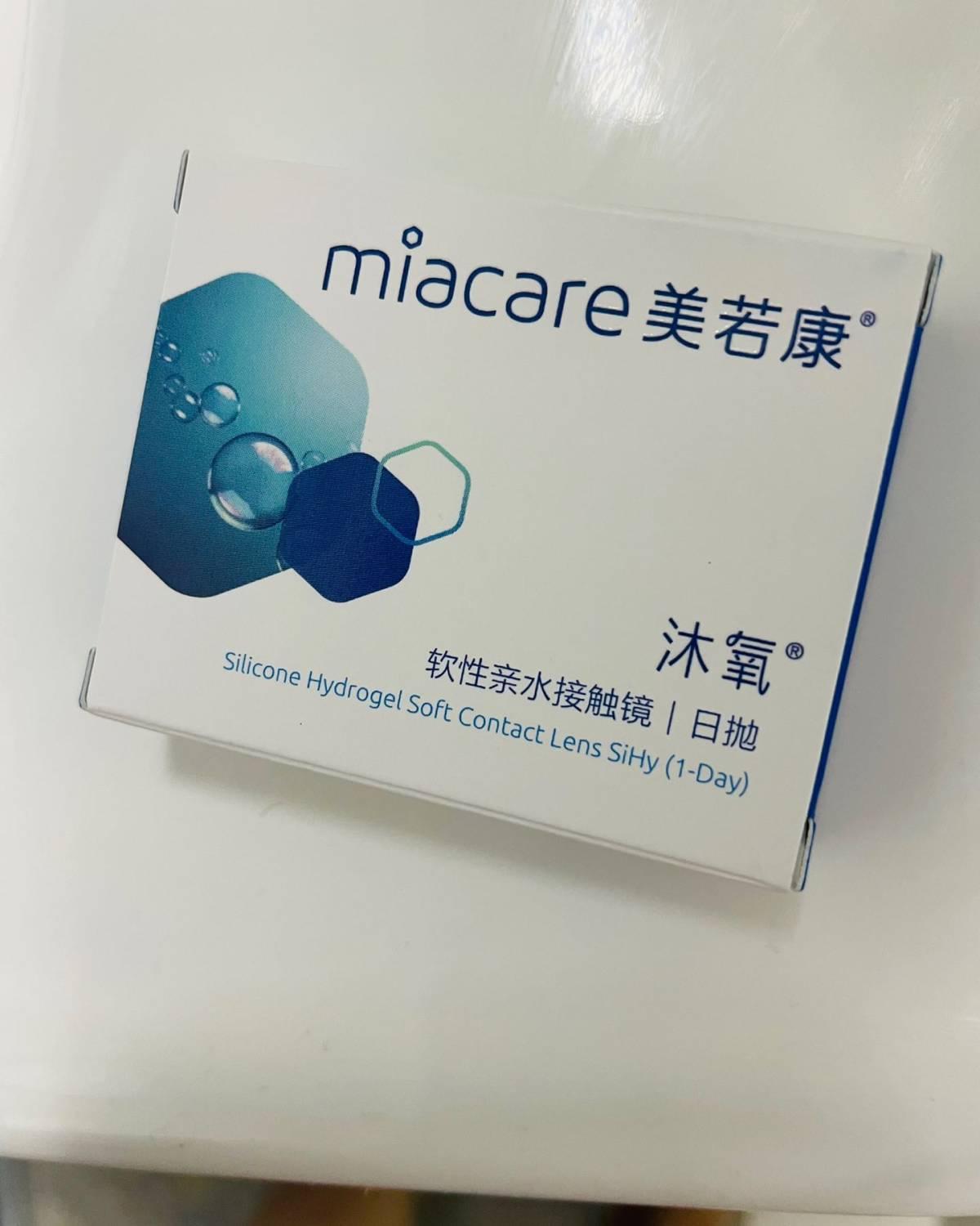 本人是高度近视，900+，用过无数隐形眼镜和美瞳。对隐形眼镜