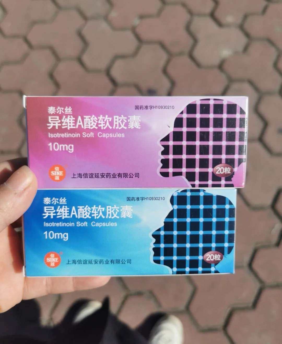 有的人是青春期爆痘，有的人是姨妈期偶尔长几颗，我是比较倒霉的