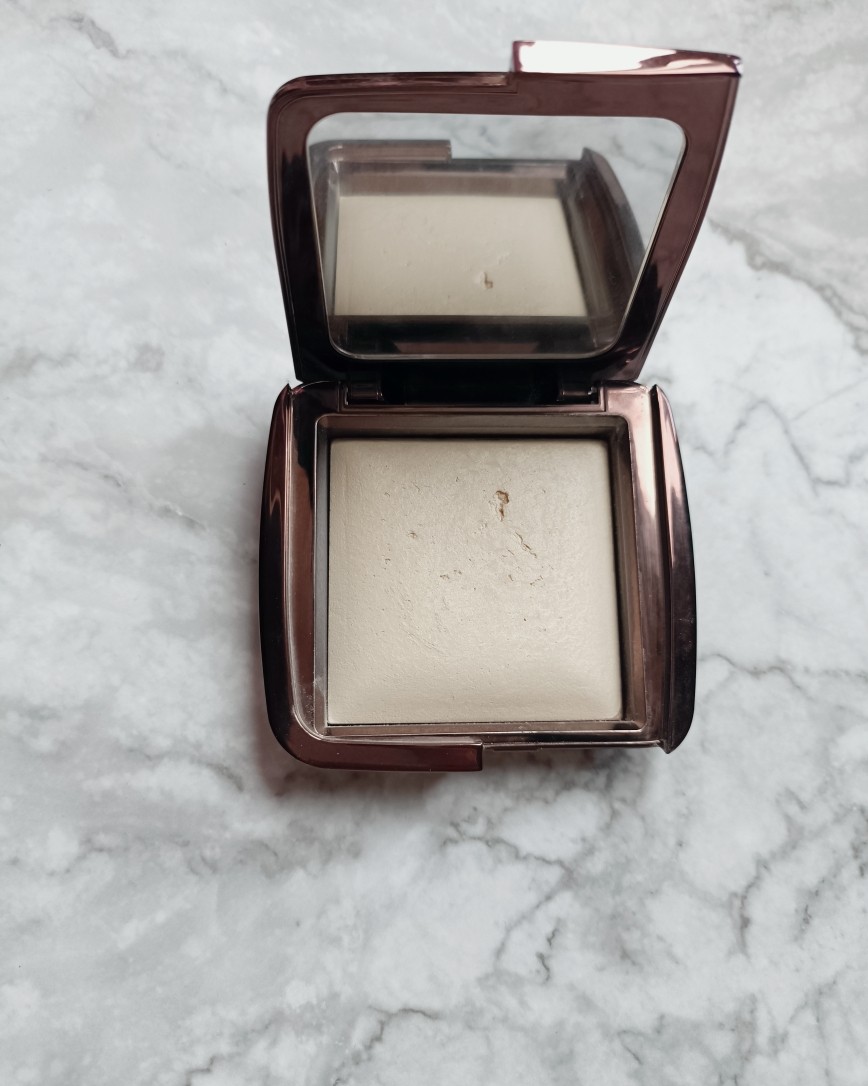 蜜粉饼里面很火的是nars，hourglass蜜粉饼我也非常