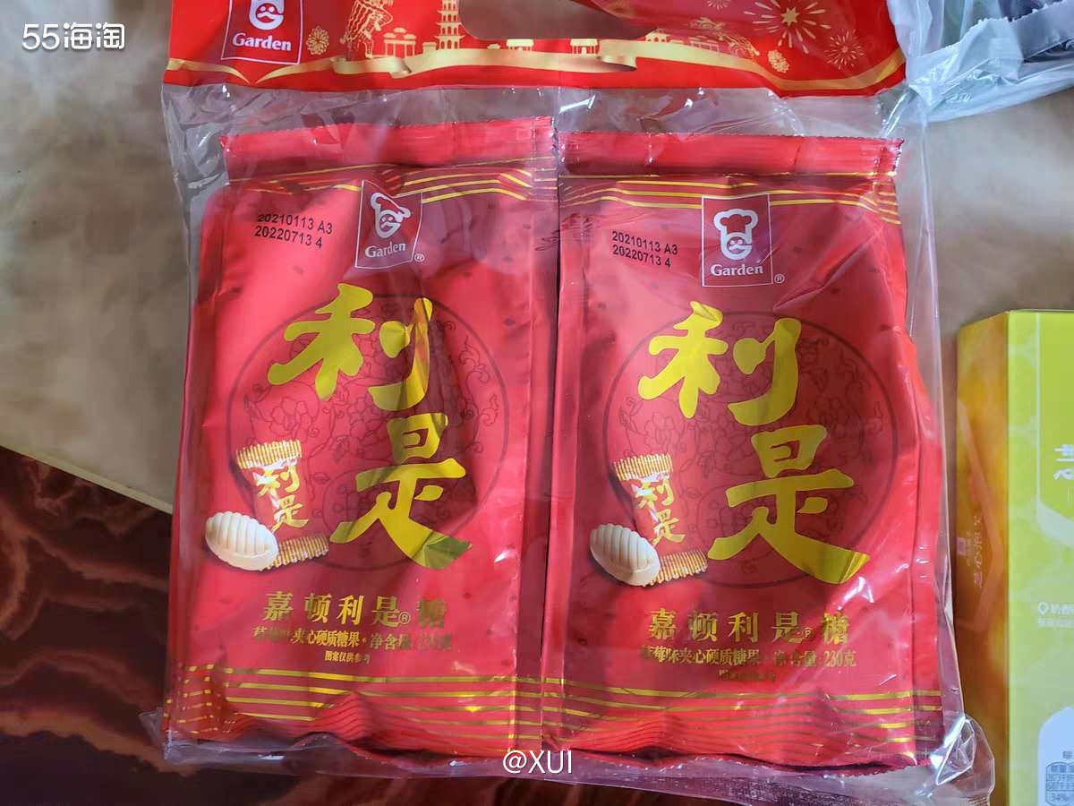 我们家拜年一般都会带一盒饼干或者糕点再加一包糖果，糖果一般会