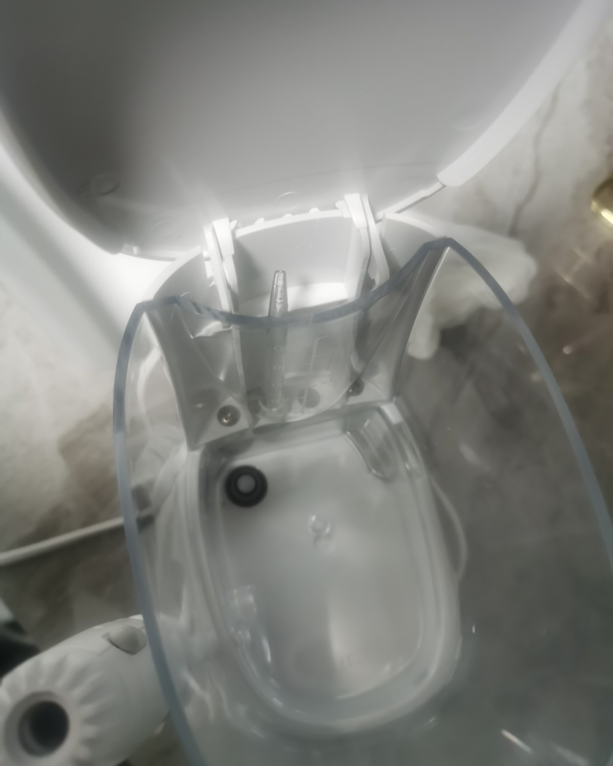 家庭版水牙线，总共有七个头，其中有三支一样的，适应三个人用的