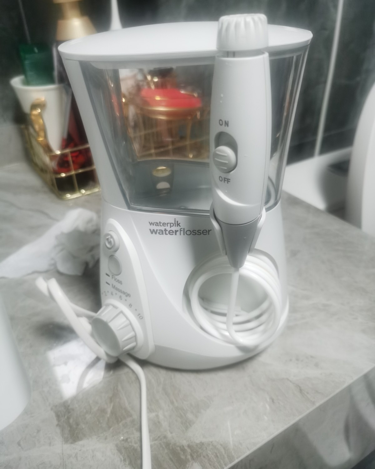 家庭版水牙线，总共有七个头，其中有三支一样的，适应三个人用的