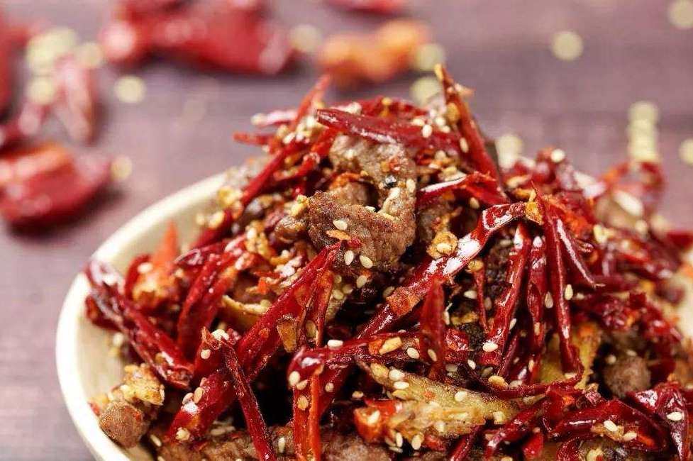 👉准备食材：牛肉（筋少的），大葱，两种辣椒，芝麻，葱姜，陈