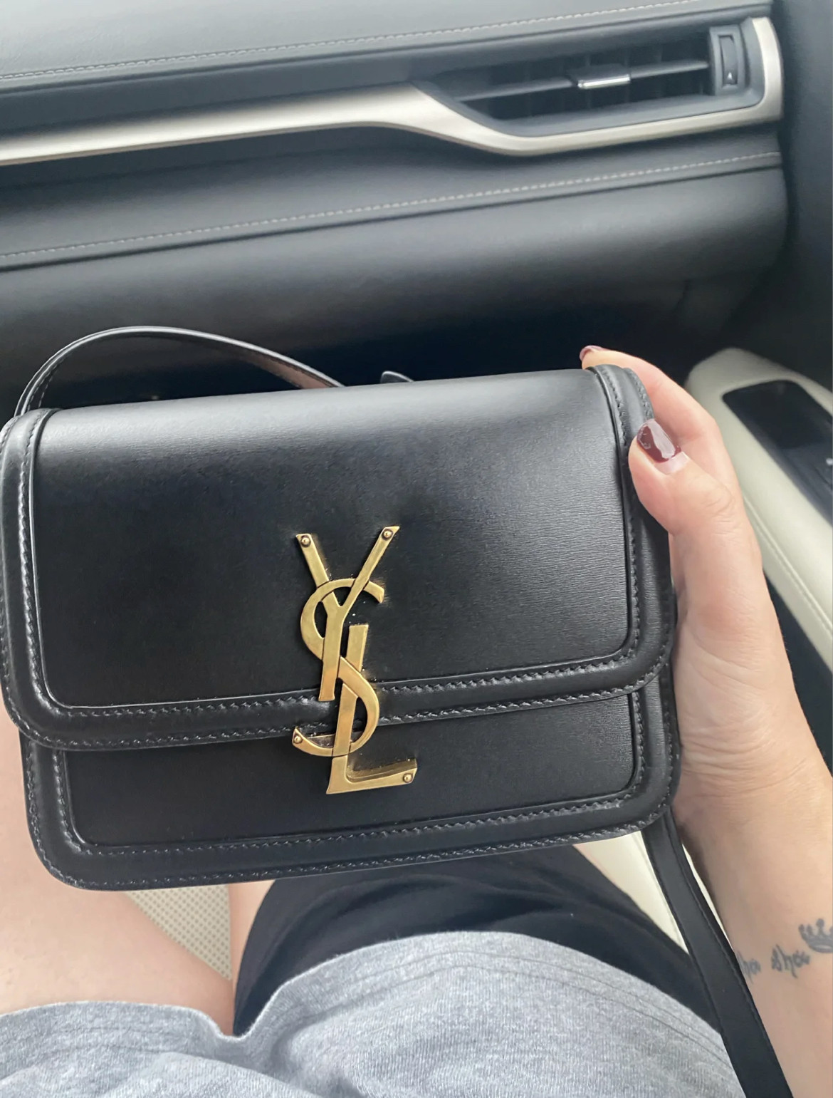 YSL圣罗兰包包还是很受大家的欢迎 特别是ysl的流浪包，都