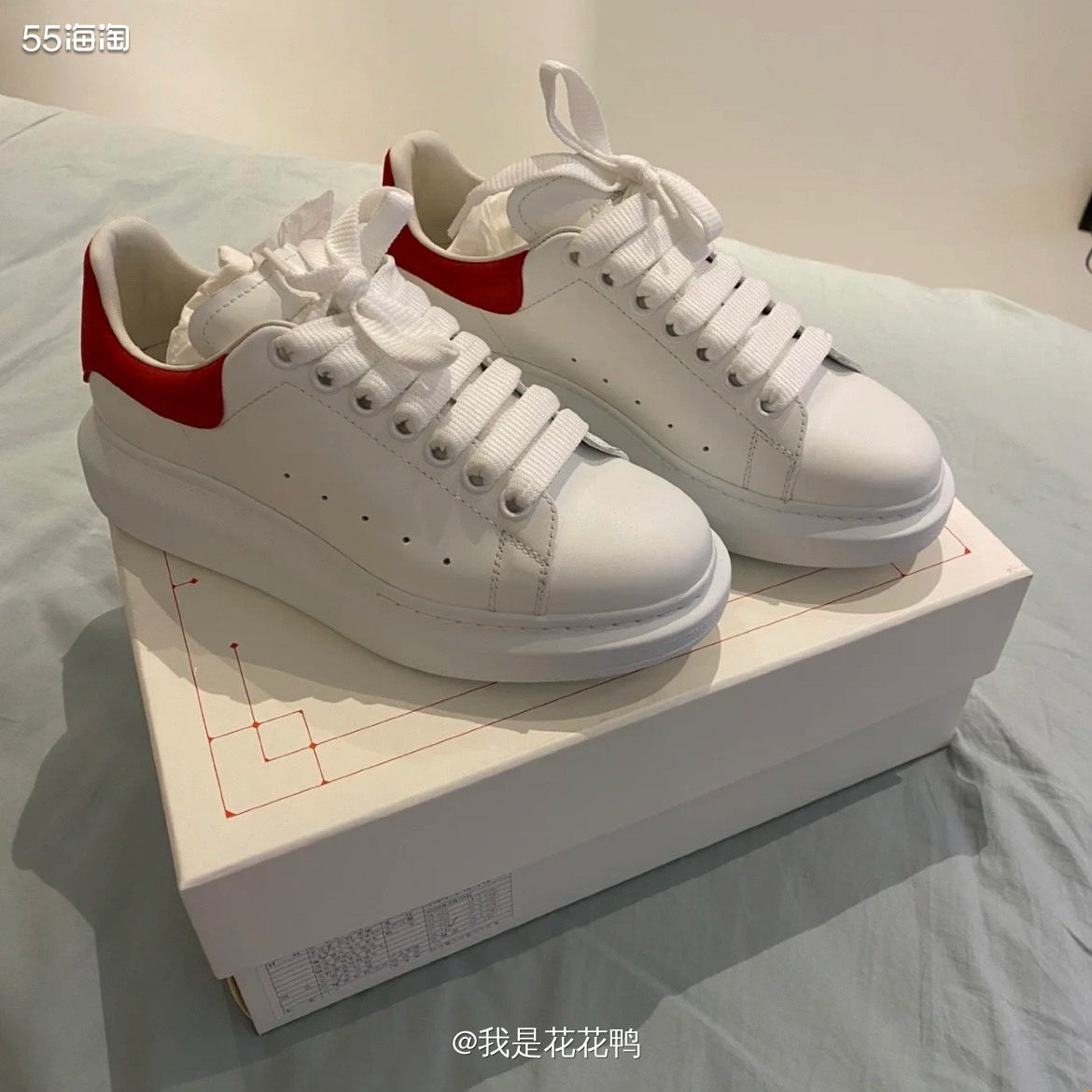 🌟麦昆的小白鞋是明星，网红街拍的常客，主体是小牛皮的材质，