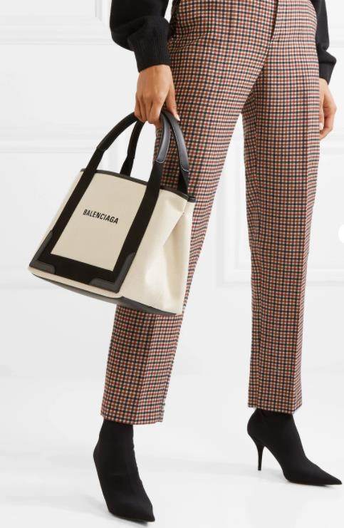 最近新发现了Balenciaga的皮革边饰 logo 印花帆