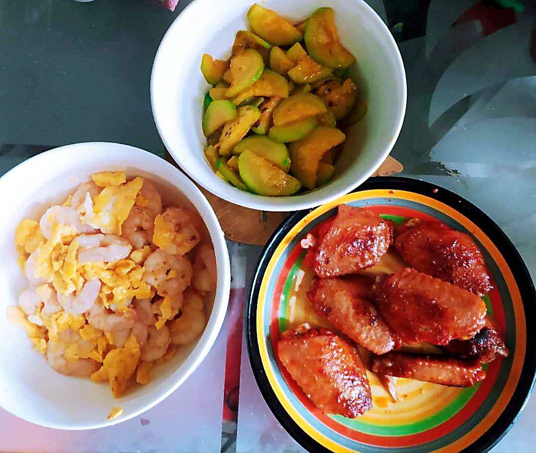 今天pink做点简易午餐，都是很简单的做法，大家可以试一下哦