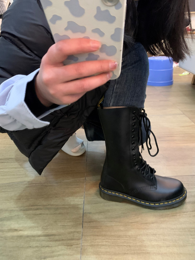 这双Dr Martens马丁靴是之前55发布的美国官网Dr 