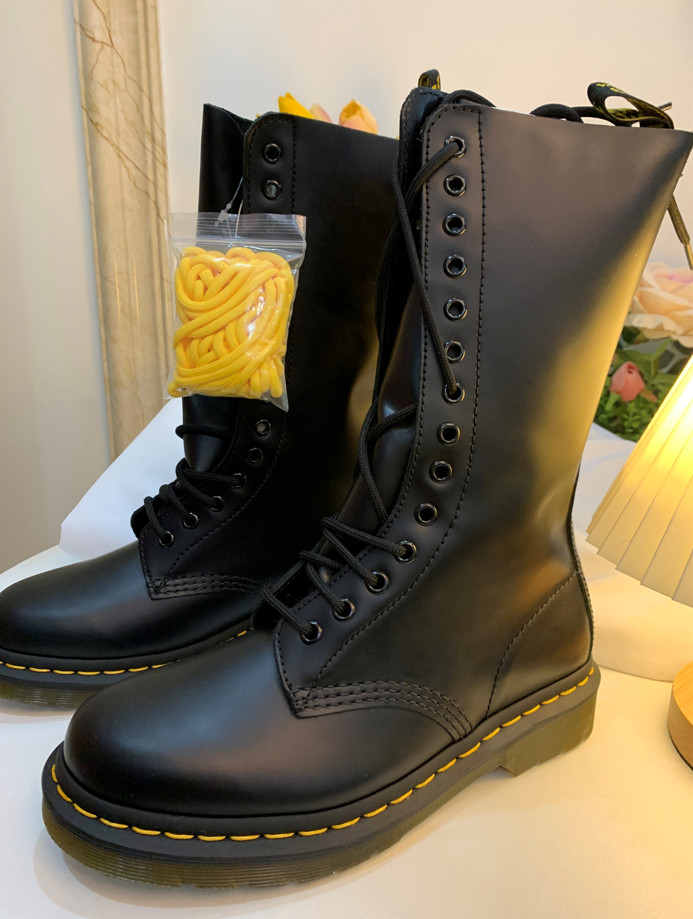 这双Dr Martens马丁靴是之前55发布的美国官网Dr 