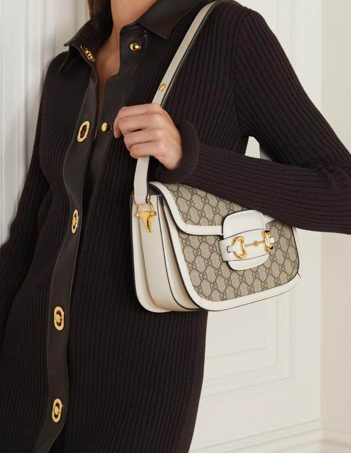 Gucci的马鞍包一直是很经典的设计，最常见的是斜挎包 NE