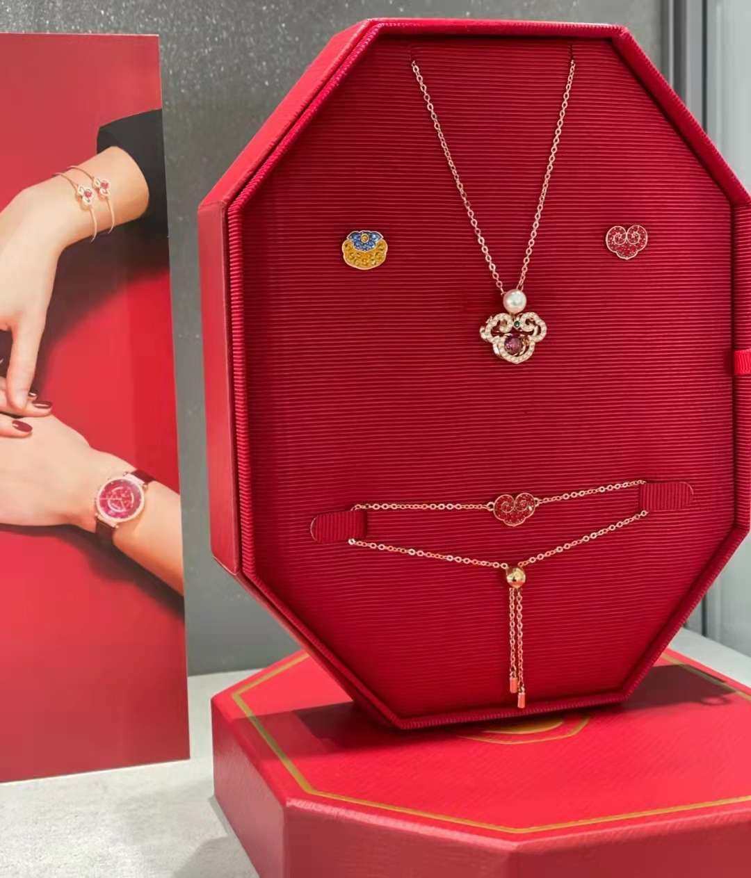 每年各种品牌都会上新生肖系列，Swarovski 美国官网虎