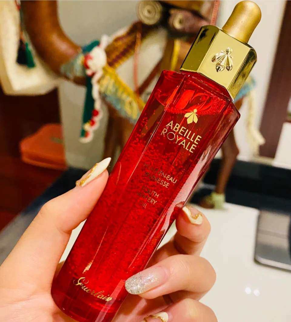 最近我用的最多的油类就是娇兰复原蜜了，它是水感的油，也是最不