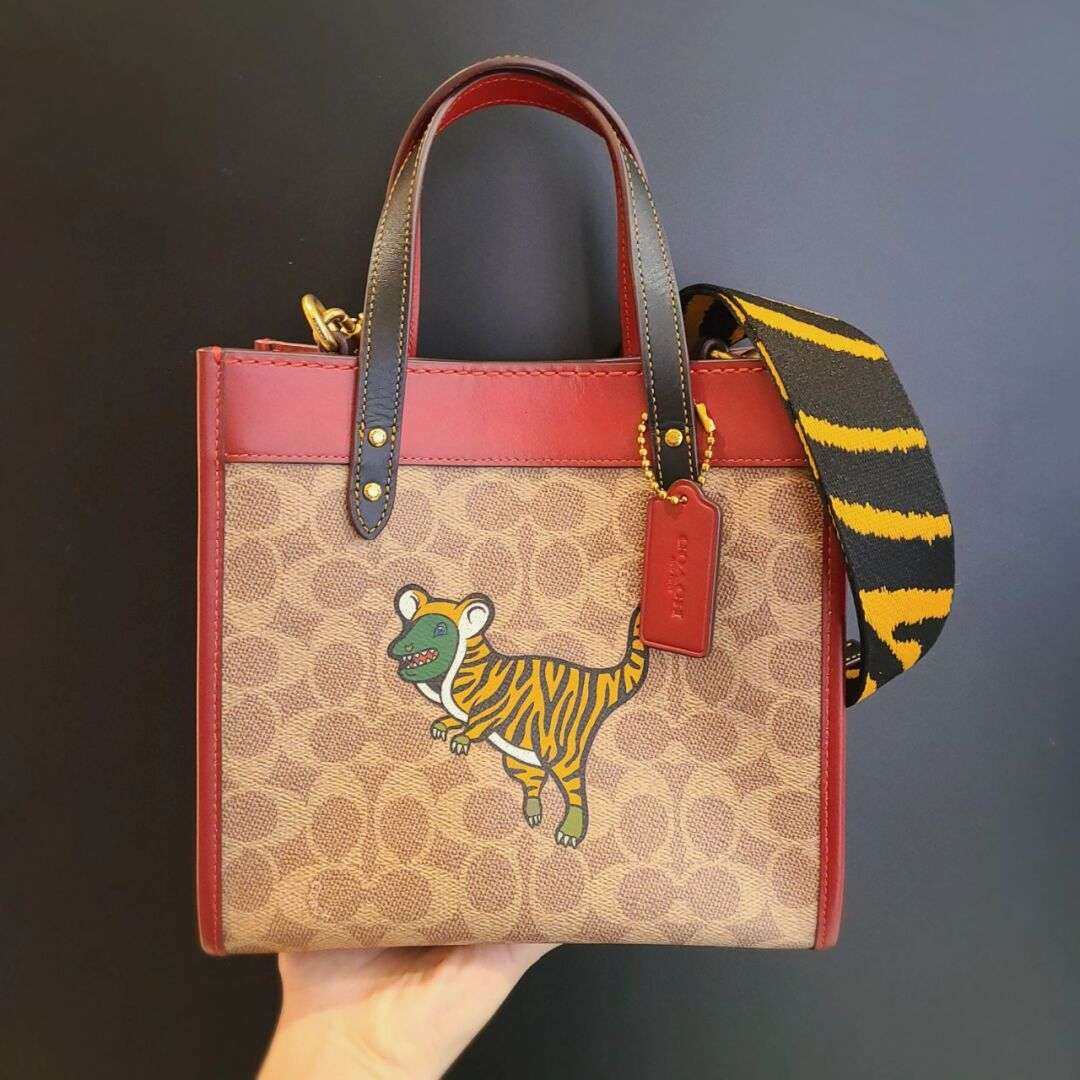🐯coach为了迎接虎年出的限定快托特，今年的小老虎造型太
