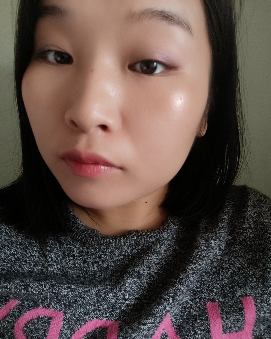 今年还是回了老家，带了一盒紫色的眼影和我的artist co