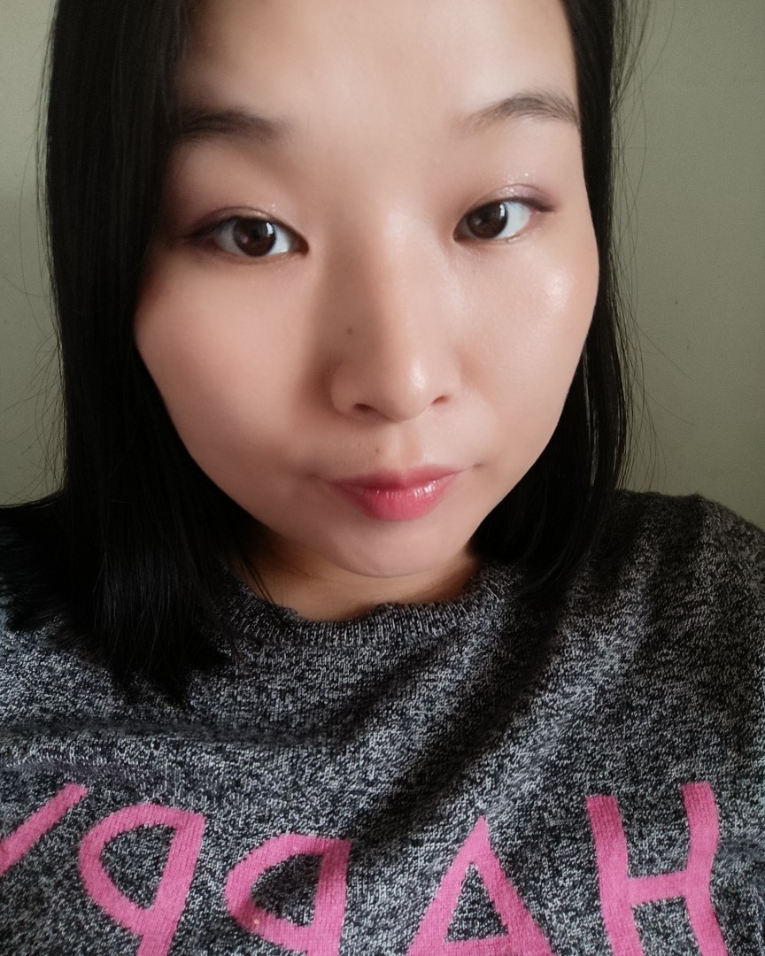 今年还是回了老家，带了一盒紫色的眼影和我的artist co