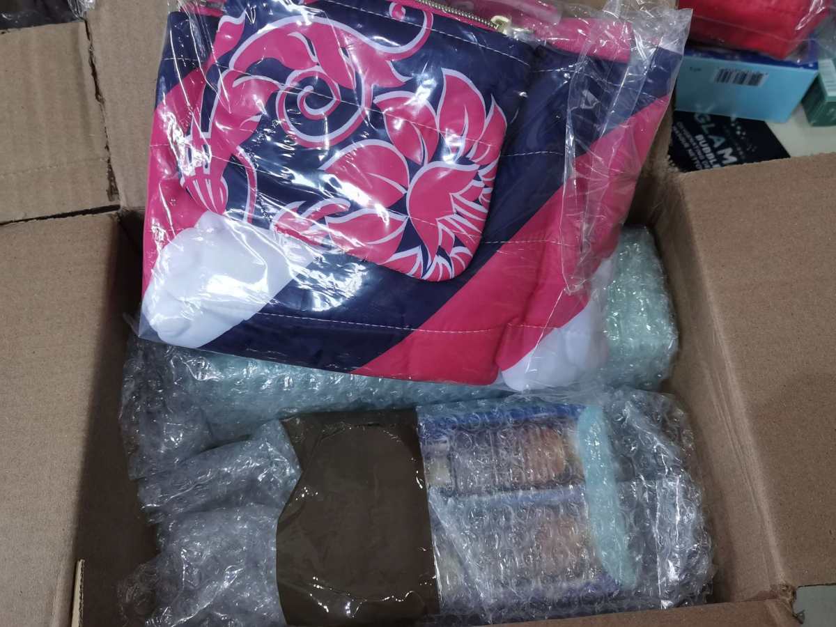 ✅雅诗兰黛羽绒服化妆包再次登场，这次黑五7件套礼包也是各种各