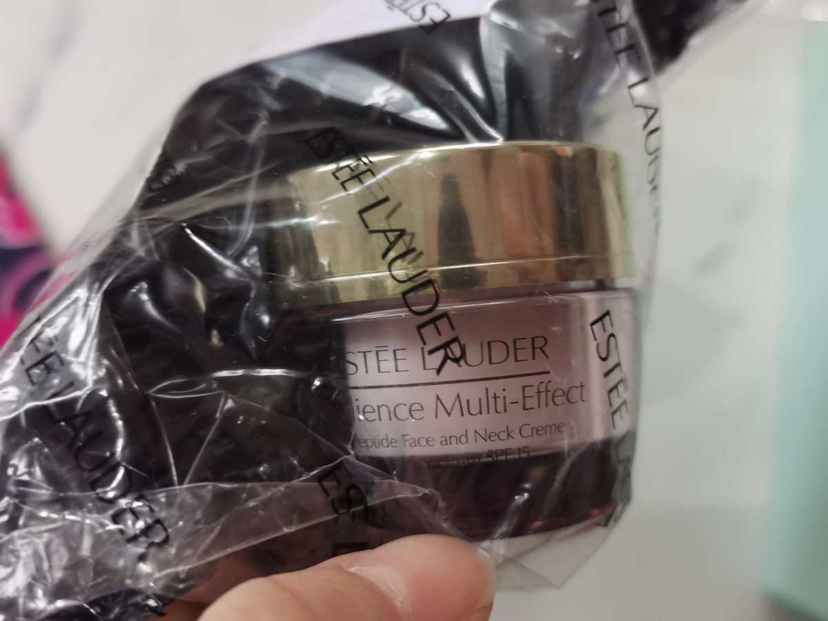 ✅雅诗兰黛羽绒服化妆包再次登场，这次黑五7件套礼包也是各种各