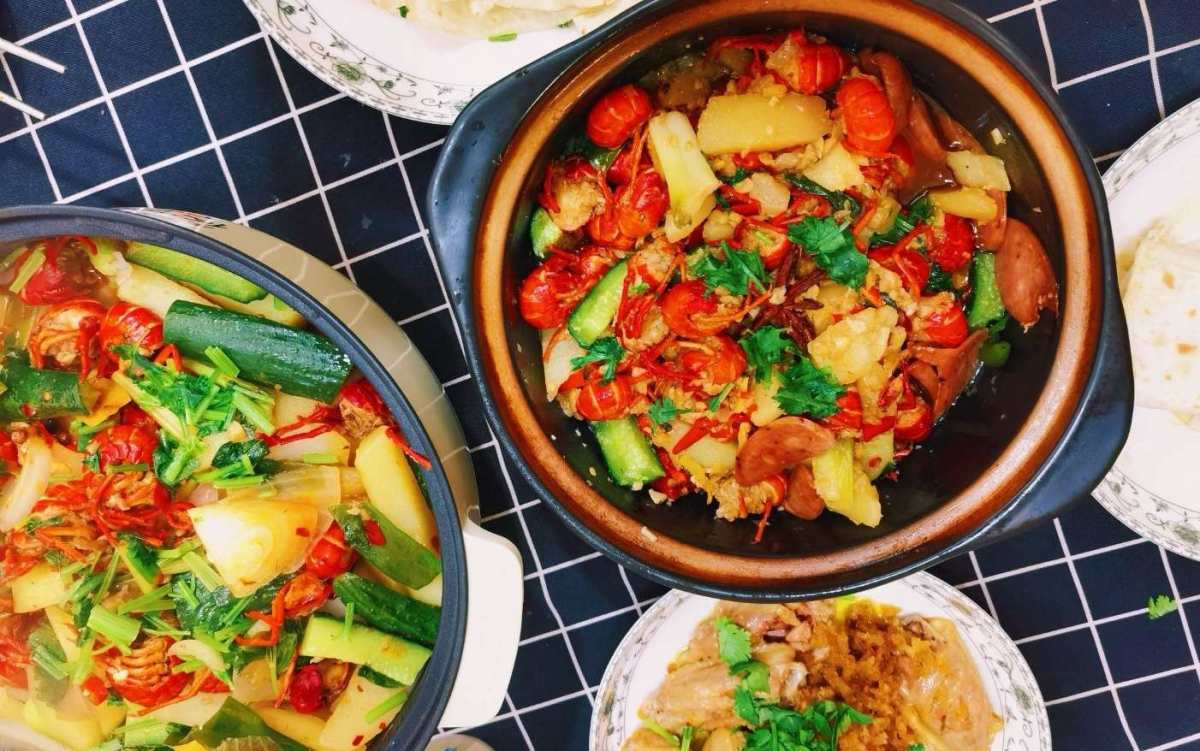 🌟麻辣小龙虾  💥原料：小龙虾、火锅底料一小块，葱段、姜