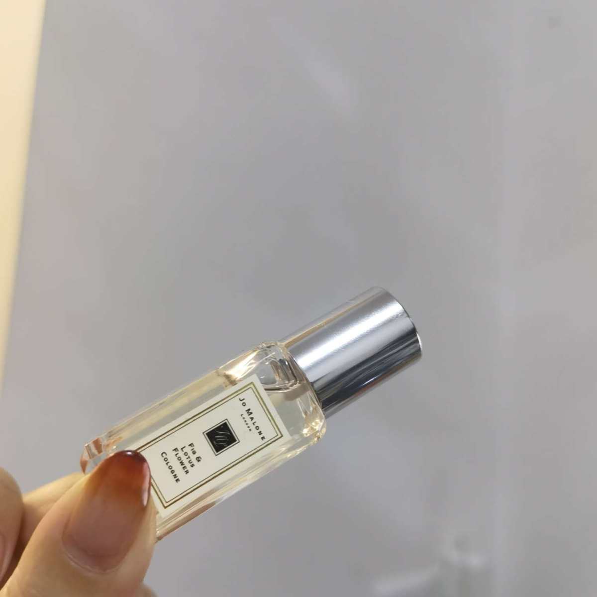 这款香水比较温柔，奶甜，接受程度还是蛮高的，闻起来容易有好感