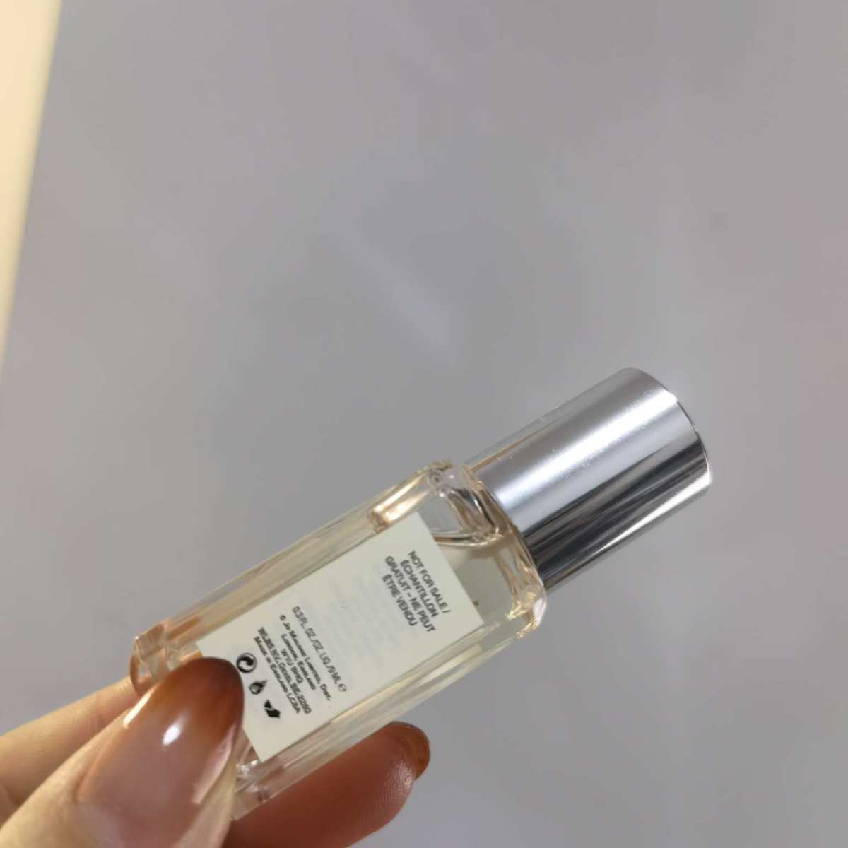 这款香水比较温柔，奶甜，接受程度还是蛮高的，闻起来容易有好感
