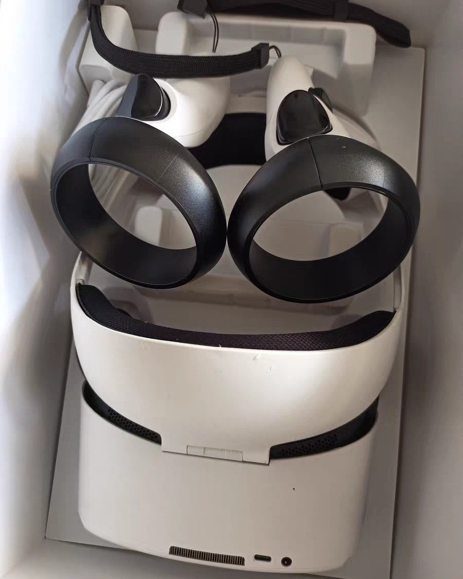 其实早些年就已经买过VR眼镜，大概就几百块钱很普通的那种，我