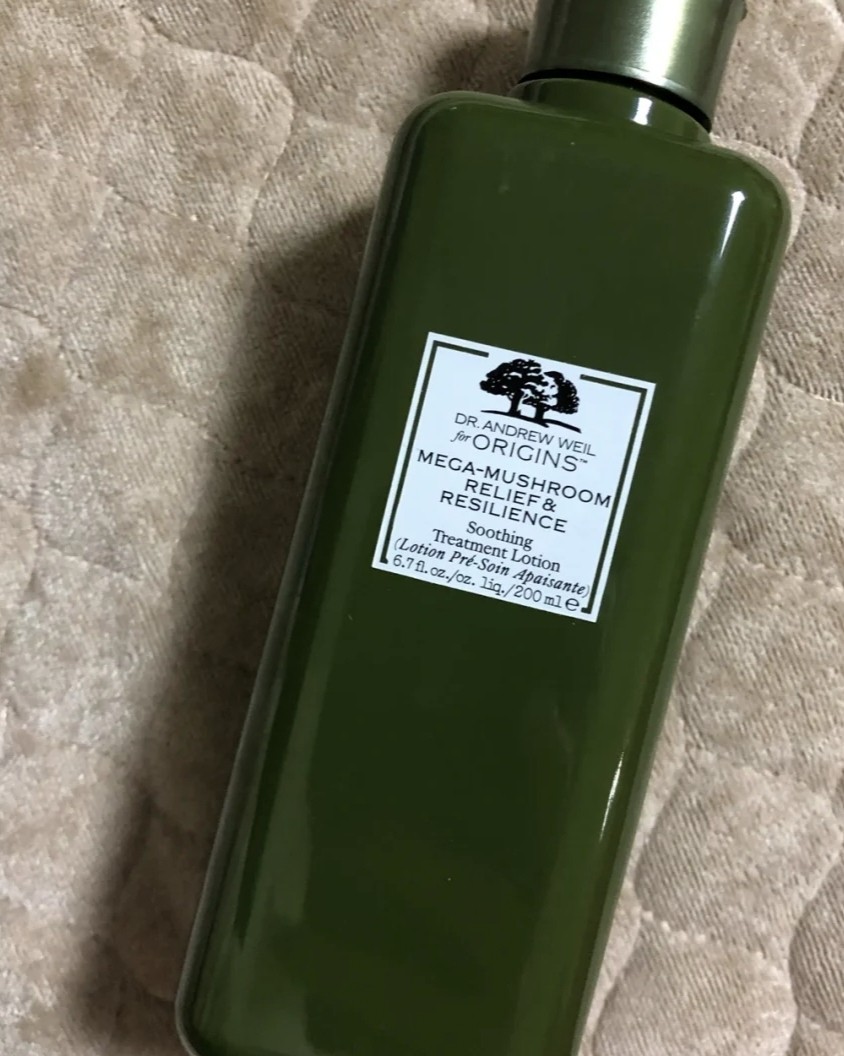 我是混油皮，脸上没有特别严重的瑕疵，但是小痘痘总是反反复复，