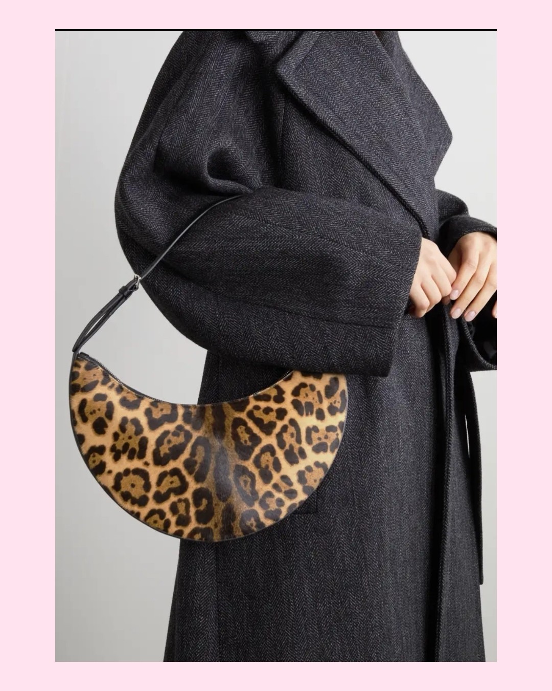 ✅Alaïa Demi-lune系列手袋，光滑的皮质触感，独