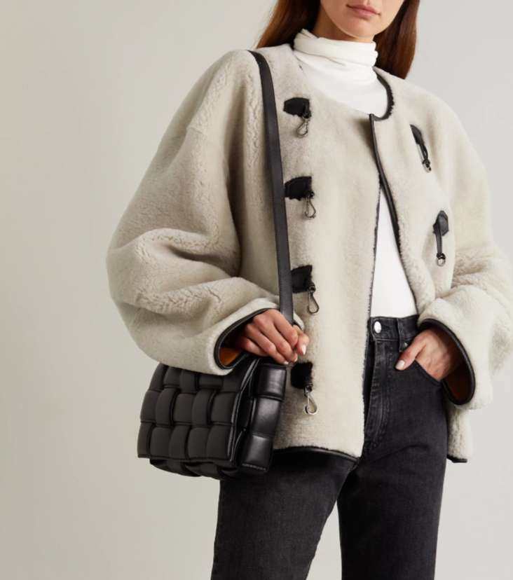 有些奢侈品牌的衣服设计比较浮夸，常人很难驾驭那种风格，但是t