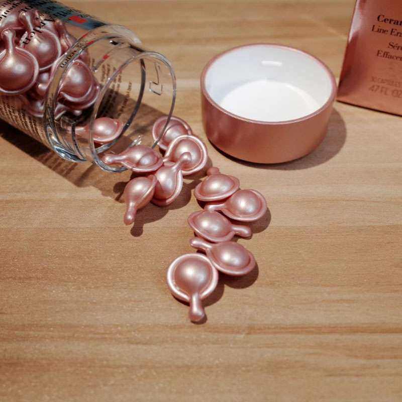 我们常听到或者常常购买的是雅顿的小粉胶维A胶囊，朵梵是比较新