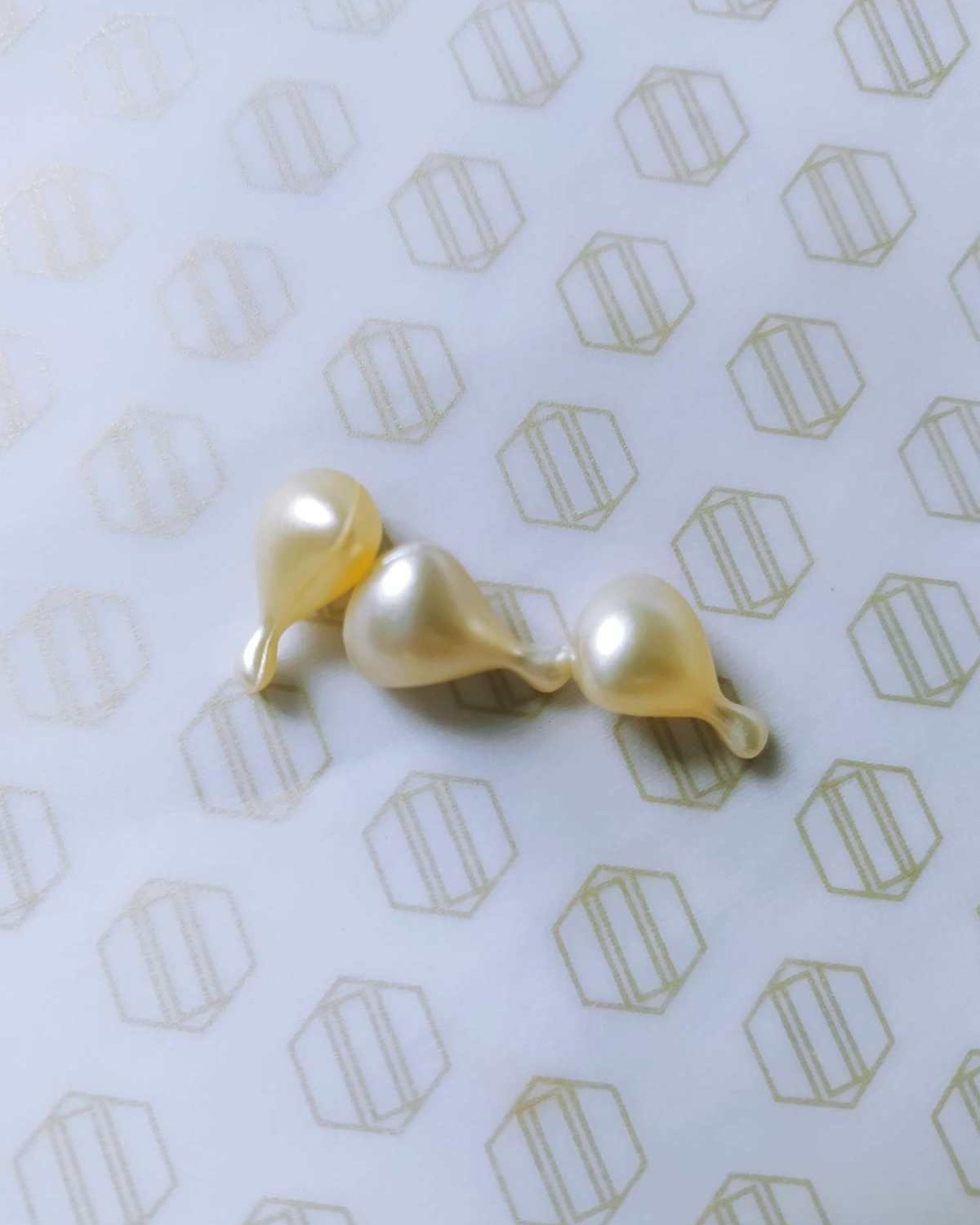 我们常听到或者常常购买的是雅顿的小粉胶维A胶囊，朵梵是比较新