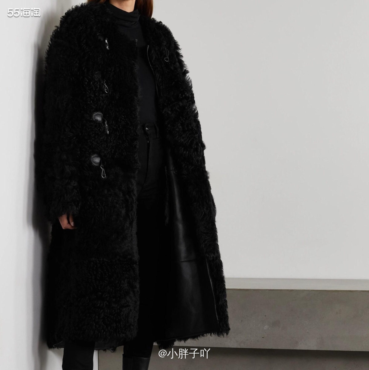 🔹种草产品： TOTÊME 大廓形皮革边饰羊毛皮外套  �