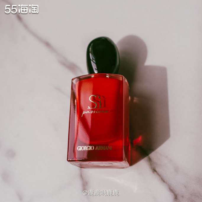 🌟 说起阿玛尼的香水，让我第一个想起的就是红色挚爱。瓶身是