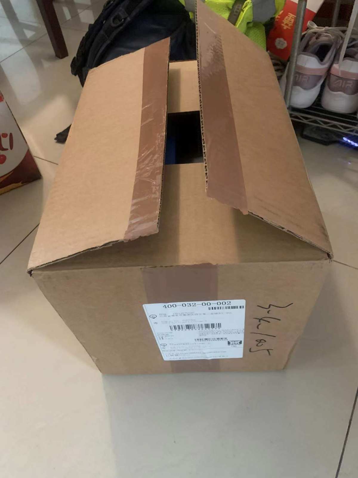 商家寄过来的是一个很重的大箱子，贵公司替我换了很轻的箱子，为