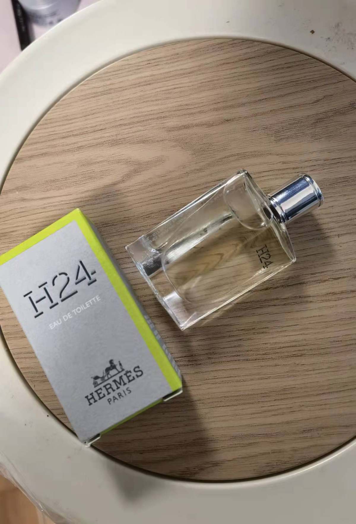 Hermes爱马仕全新男士香水H24。 中心气味是鼠尾草，结