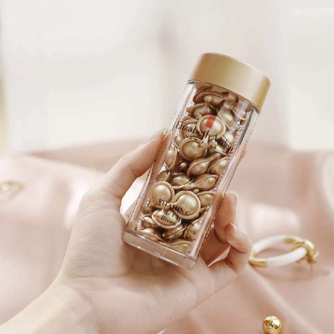 都是胶囊都是VC类的精华，我们来看看雅顿和朵梵的小金珠对比吧