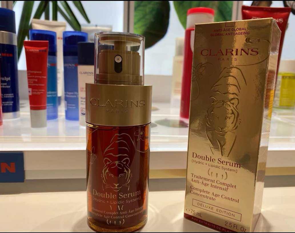✅娇韵诗双萃精华的瓶身非常的特别，它的瓶身是深棕色的，估计是