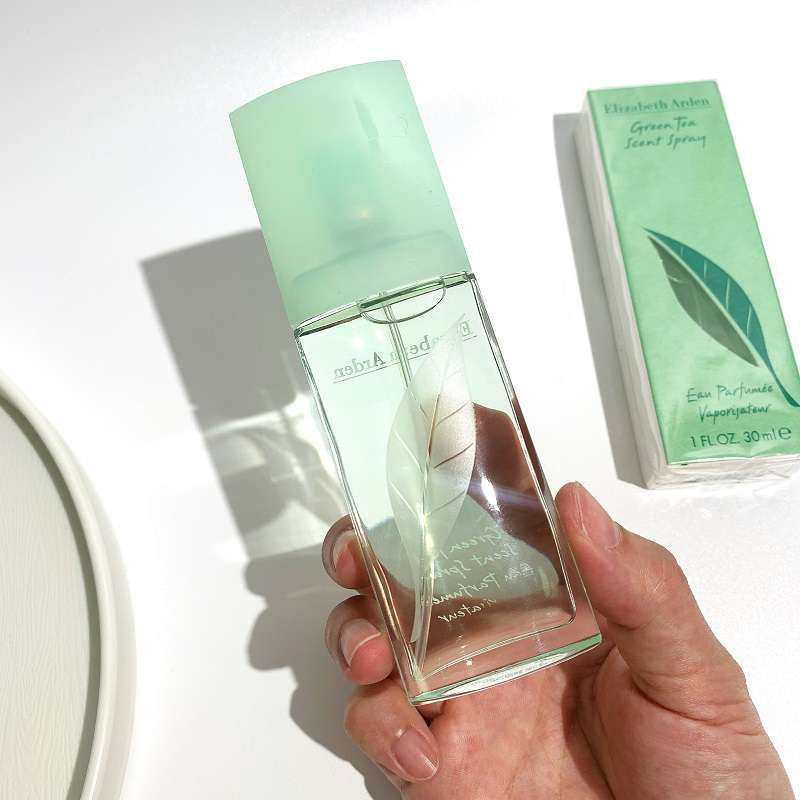 雅顿前面说到它家的第五大道的香水，但是它家最早出的是绿茶和白