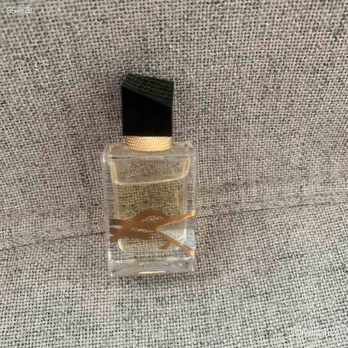 🍎外观：包装蛮好看的，有棱有角的不规则，瓶口还有金色的颈条