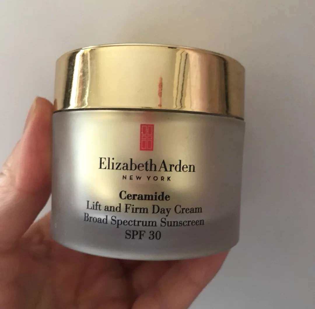 ✅雅顿金致时空弹力日霜50ml，自带SPF30的指数，夏天可
