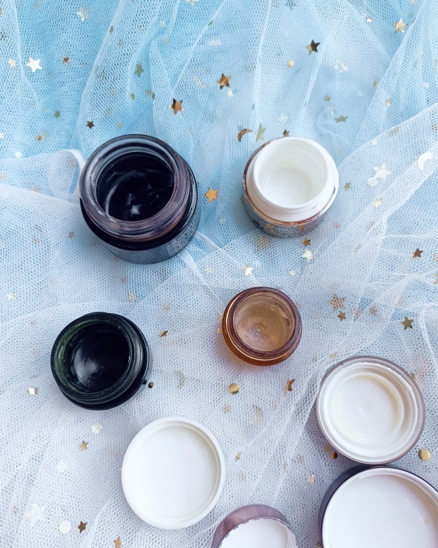 眼部保养是可以只用眼霜即可，但是我个人很喜欢搭配眼精华来用，