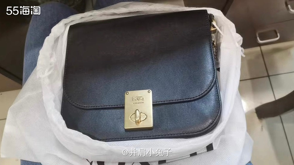 Celine家的Box也是相当出名的单品，浓浓的冷淡简约风很