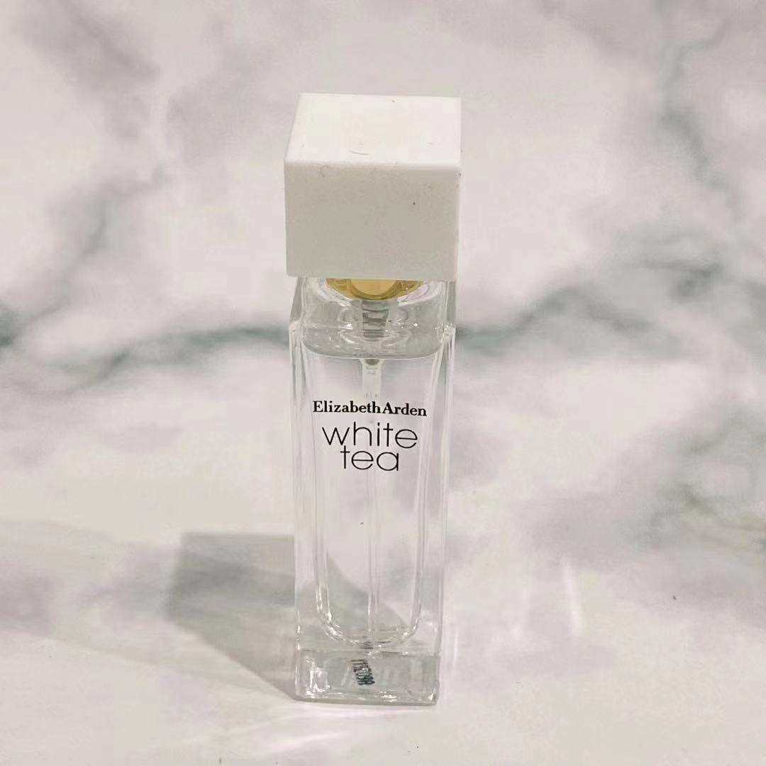 要说味道普遍能接受的那肯定是伊丽莎白雅顿家的白茶香水了，它家