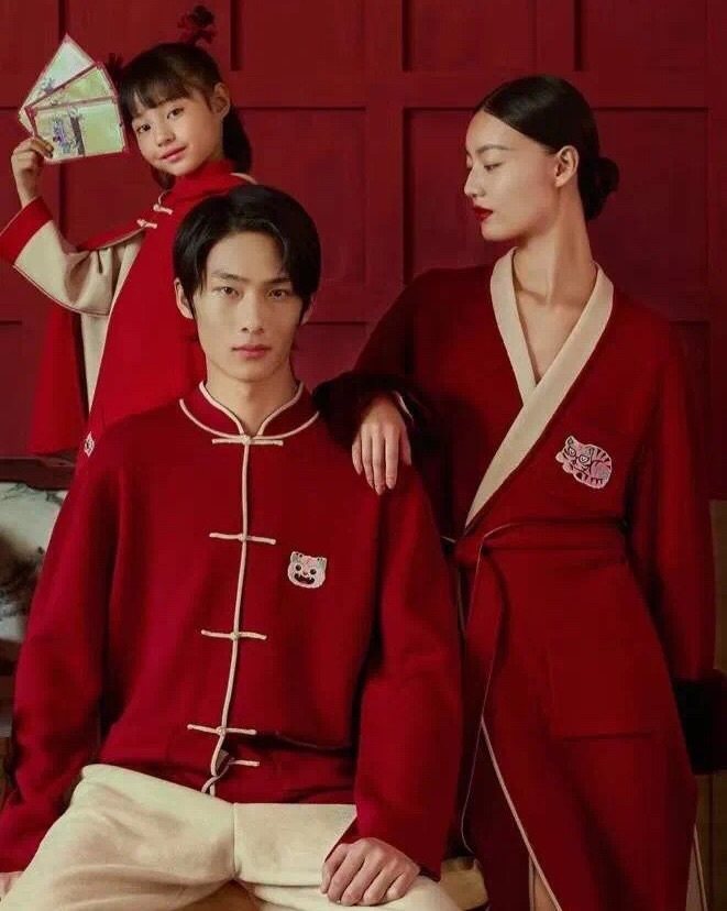 野兽派出的新年限定醉虎下山系列，从老虎抱枕、睡衣，再到香薰，