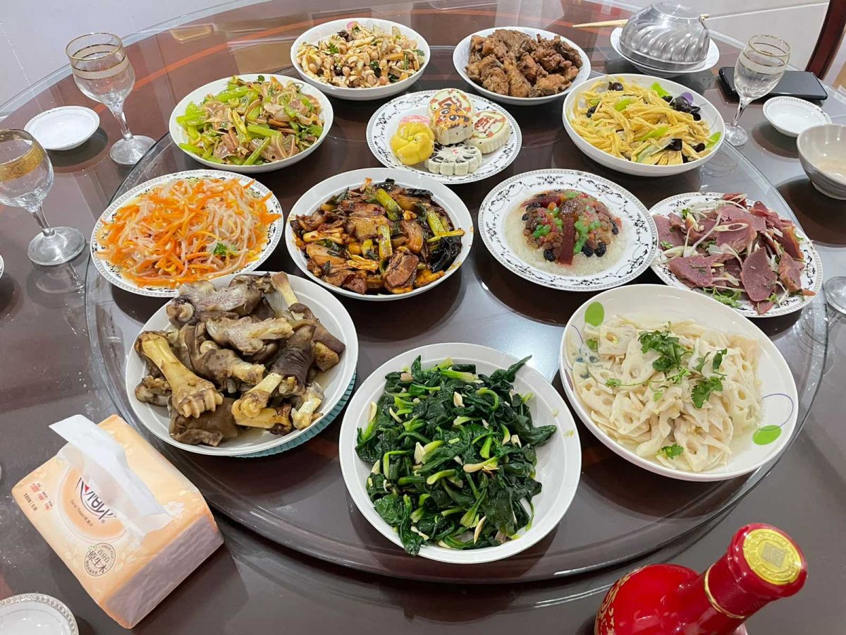 #我家年夜饭 在北方普遍凉拌菜居多，从一大早全家开始忙活一天