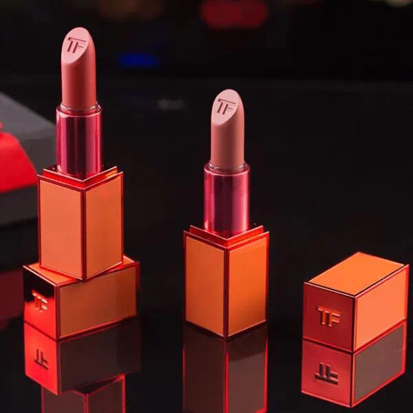 2022年伊始Tom Ford就推出蜜桃狂想系列彩妆。从气垫