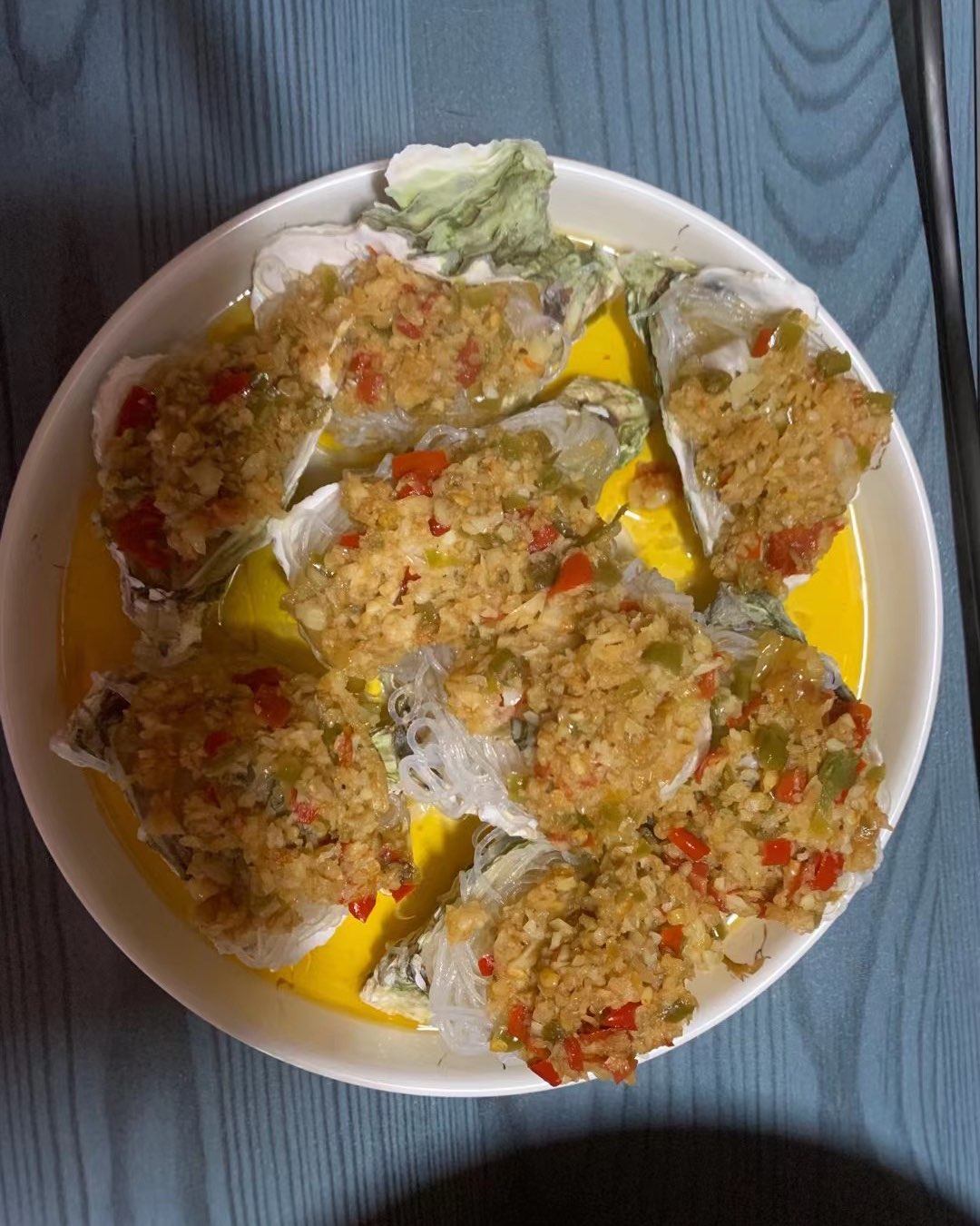 💗我是很喜欢吃粉丝蒜蓉一类的东西，之前去超市看到一箱生蚝比